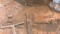 Vue d'ensemble de la fouille de Châteaubriant (Loire-Atlantique). Des vestiges d'ouvrages défensifs du XIIIe siècle, côtoient une tranchée abri en zig-zag datant de la Seconde Guerre mondiale. 