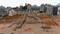 Vue d'ensemble de la fouille de Châteaubriant (Loire-Atlantique). Des vestiges d'ouvrages défensifs du XIIIe siècle, côtoient une tranchée abri en zig-zag datant de la Seconde Guerre mondiale.