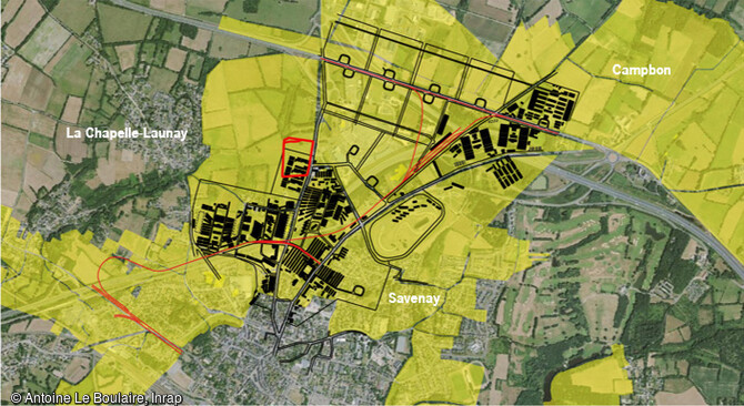 Carte de l'implantation américaine à Savenay (Loire-Atlantique) entre 1917 et 1919. En rouge : l'emprise de la fouille ; en noir : l'hôpital ; en jaune : les terrains réquisitionnés par l'armée américaine. 