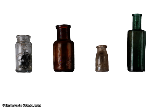 Fioles médicales découvertes dans une fosse, au cours de la fouille de l'hôpital militaire du camp américain, à Savenay (Loire-Atlantique), en service de 1917 à 1919.