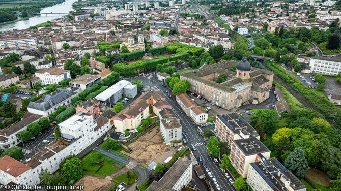 Vue aérienne de la fouille de Mâcon (Saône-et-Loire) en 2024. À droite, l’Hôtel Dieu.  Un quartier résidentiel antique y a été mis au jour.
