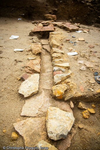 Canalisation en pierre sèche découverte sur la fouille d'un quartier résidentiel antique mis au jour à Mâcon (Saône-et-Loire) en 2024.