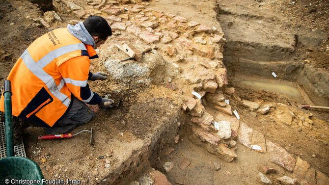  Structures maçonnées du chantier de fouille de Mâcon (Saône-et-Loire) en 2024.  Un quartier résidentiel antique y a été découvert.  