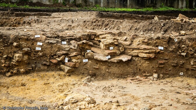 Coupe stratigraphique. Couches archéologiques de la période augustéenne jusqu’au IIIe siècle mises au jour sur le chantier de fouille de Mâcon (Saône-et-Loire) en 2024.  Un quartier résidentiel antique y a été découvert.   