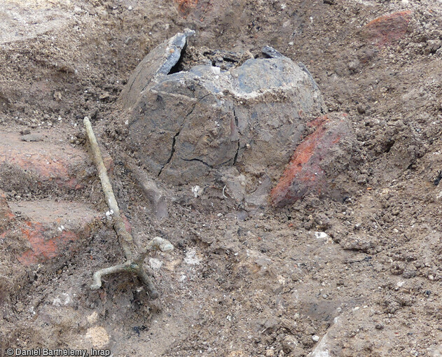 Dépôt d’un vase retourné associé à un candélabre en alliage cuivreux découvert sur le chantier de fouille de Mâcon (Saône-et-Loire) en 2024.  Un quartier résidentiel antique y a été mis au jour.  
