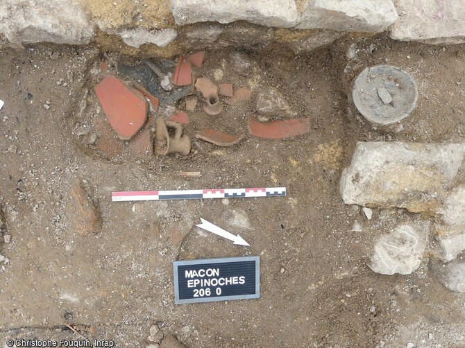 Dépôt de céramiques du IIe siècle : assiette en céramique commune, cruches et bol en sigillée découverts sur le chantier de fouille de Mâcon (Saône-et-Loire) en 2024. Un quartier résidentiel antique y a été mis au jour.  