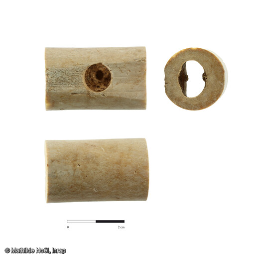 Charnière en os non décorée, ce type d'objet peut-être utilisé depuis la période gauloise jusqu'au IIIe siècle de notre ère. dimensions: 3,5 cm de large, sur 2,3 cm. Poids de 13 g   Meung-sur-Loire (Loiret), Les Bouillants et la Maison Neuve