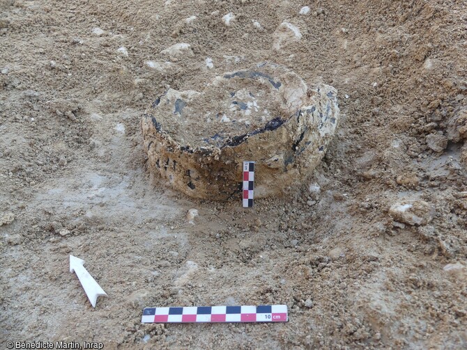 Vase entier découvert dans une fosse polylobée, datant de l'âge du Bronze, à Arbois (Jura).