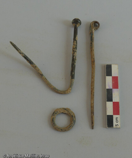 Mobilier en alliage cuivreux : épingles et anneau, datant de l'âge du Bronze mis au jour à Arbois (Jura).