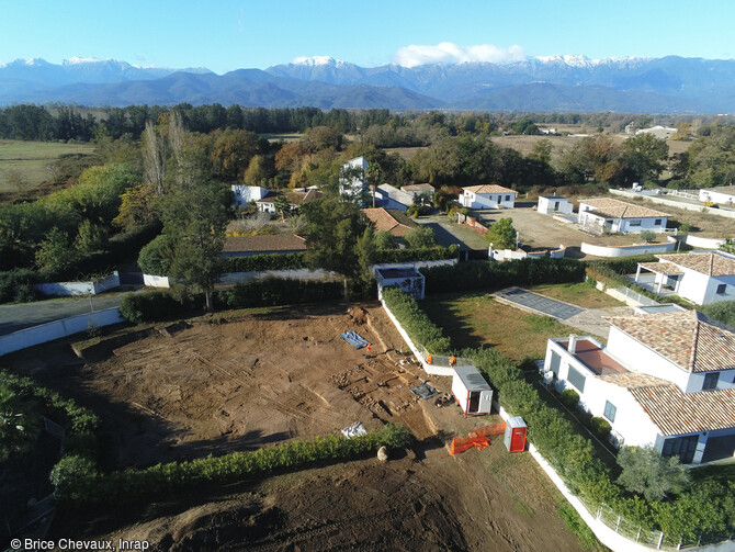 Vue aérienne du site de Chiusevia à Ghisonaccia (Haute-Corse), avec en arrière-plan la dorsale montagneuse de l'île. 