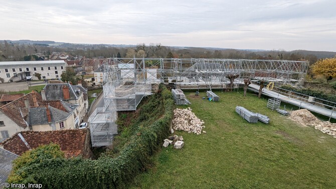 Vue de la terrasse échafaudée surplombant l'Indre depuis l'étage du logis de la Brosse du XIIIe siècle en 2021, à Châtillon-sur-Indre (Indre). Sur la gauche on distingue sous l'échafaudage la tourelle de l'angle nord-est de la terrasse. 