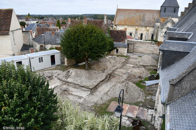 Vue des sondages à le pelle mécanique réalisés au nord Vieux Château médiéval en septembre 2023 à Châtillon-sur-Indre (Indre).