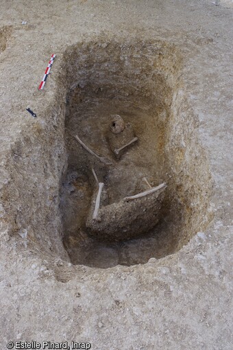 Sépulture mérovingienne 321, complétement explorée en 1893 à Noyales (Aisne). Les restes osseux sont en position de rejet dans le comblement 