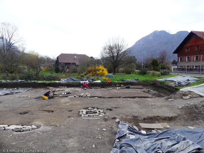 Vue de la terrasse haute en cours de fouille (site de la Route de la Plaine) à Thyez (Haute-Savoie). La terrasse haute, située sur l'ancienne rive de l'Arve, a été remblayée pour en faire une terre exondée, habitable dès la première moitié du Ie siècle de notre ère.  