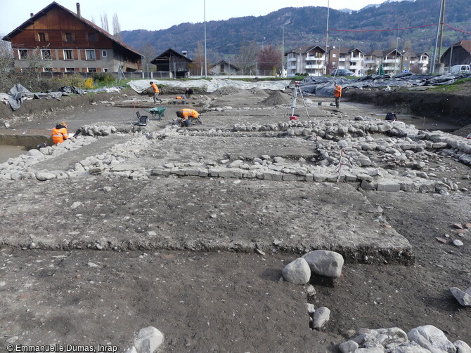 Vue de la terrasse basse en cours de fouille (site de l'avenue des Îles) à Thyez (Haute-Savoie).