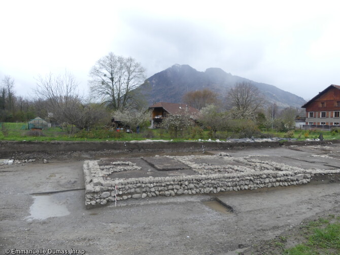 Vue du bâtiment puissamment fondé à Thyez (Haute-Savoie). A la fin du IIe s. ou au début de IIIe s., la terrasse basse a fait l'objet d'un nouveau remblaiement destiné à niveler le terrain avant la construction d'un nouveau bâtiment de 300 m3, puissamment fondé, qui pourrait avoir été destiné au stockage. 