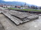 Vue des deux bâtiments successifs construit sur la terrasse basse à Thyez (Haute-Savoie). Au cours du Ier siècle, la terrasse basse a été remblayée pour en faire un terrain constructible. Ce terrain a accueilli un bâtiment rectangulaire de 7,5 m de largeur sur 25 m de longueur. Il a été détruit au cours du IIe s et a été partiellement reconstruit. 