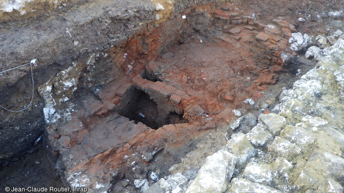 Vue du four principal de potier à Montreuil-sur-Mer (Pas-de-Calais). Les traces de fabrication de céramiques au 15e s. ont été observées lors du diagnostic sous le forme d'un épandage d'argile cuite (paroi du four). 