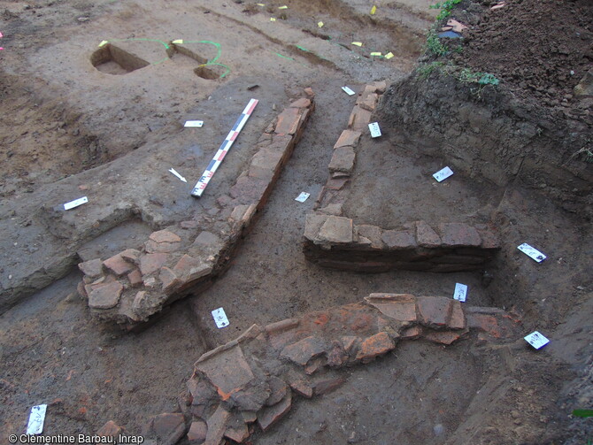 Le décapage de la partie nord-est du site de Brumath / 9 rue de Remiremont a permis de mettre au jour un conduit de chauffage linéaire gallo-romain composé de deux murets construits avec des fragments de tegulae, de briques et de tubuli en remploi.