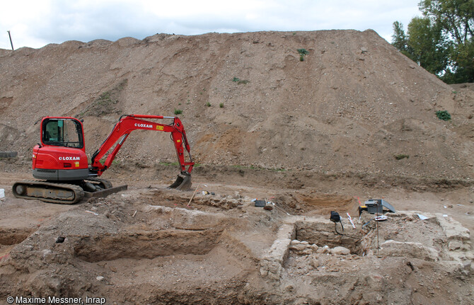 L’espace de fouille du site de Châtenois était cloisonné par le canal du Muhlbach et le stockage des terres des travaux adjacents de la RN 59. L’espace de fouille était par conséquent plus restreint car des tas de terres de plus de 6 m de hauteur ont été placés en limite extrême de fouille (3 m).