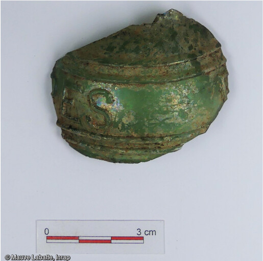 Un fragment de panse globulaire vert bouteille irisé moulée comportant une inscription incomplète [(…R ? P ?) ES], encadrée de deux doubles lignes, a été retrouvé dans un des bâtiments du site de Châtenois (Bas-Rhin). Ces inscriptions identifient généralement leur provenance ainsi que leur contenu. La couleur verte du verre permet une bonne conservation du liquide. Ces bouteilles apparaissent lors de la seconde moitié du XIXe siècle.