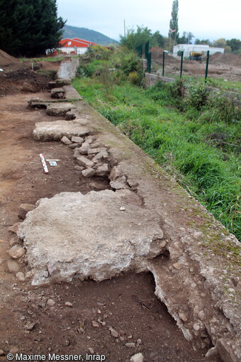 A la fin du XIXe s, une première scierie est construite sur le site de Châtenois (Bas-Rhin), accolé au gouttereau est du moulin.Au XXe s., le mur de berge initial est recouvert par un niveau de béton. L’absence d’arasement de cette maçonnerie indique qu’elle est conservée à sa hauteur d’origine.