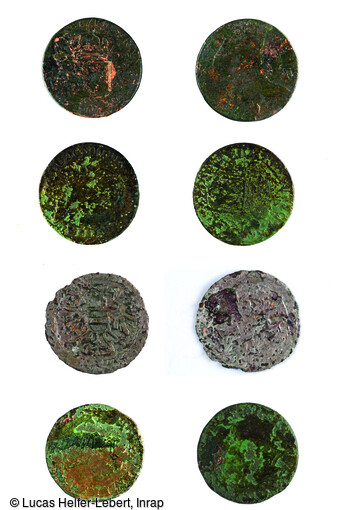 La fouille de Châtenois/Welschansenmatten (Bas-Rhin) a livré un petit corpus de quatre monnaies, très homogène chronologiquement, centrées sur la transition entre le dernier tiers du XVIIe siècle et le premier quart du XVIIIe siècle. Topographiquement trois d’entre elles sont issues du secteur ouest du site, la quatrième a été retrouvée au niveau du moulin.