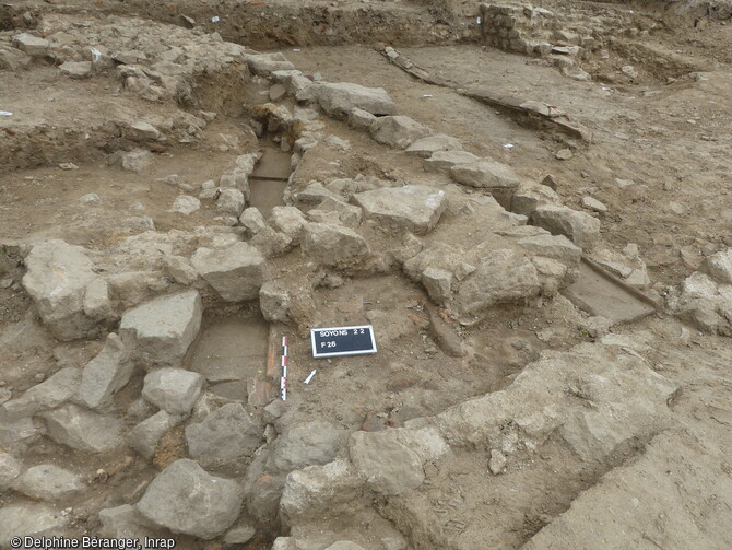 Une des structures hydrauliques de l'espace thermal antique ( entre le Ier et IVe siècle de notre ère) de Soyons (Ardèche): les conduites en terre cuite disposées dans les parois, installées sous les bains permettaient l'évacuation de l'eau. 