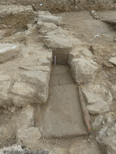 Une des structures hydrauliques de l'espace thermal antique ( entre le Ier et IVe siècle de notre ère) de Soyons (Ardèche): détail d'un des caniveaux maçonnés, installés sous les bains, qui permettaient l'évacuation de l'eau.  