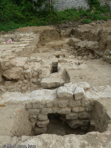 Structures hydrauliques de l'espace thermal antique ( entre le Ier et IVe siècle de notre ère) de Soyons (Ardèche): détail d'une voûte d'un des caniveaux maçonnés, installés sous les bains, qui permettaient l'évacuation de l'eau. 