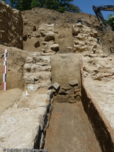 Les structures hydrauliques de l'espace thermal antique ( entre le Ier et IVe siècle de notre ère) de Soyons (Ardèche). Le réseau d'évacuation des eaux usées converge vers un collecteur, aménagé entre deux maçonneries, qui servaient également de mur de terrasse. La hauteur conservée de cet ouvrage est imposante, avec 1,72 m de hauteur. 