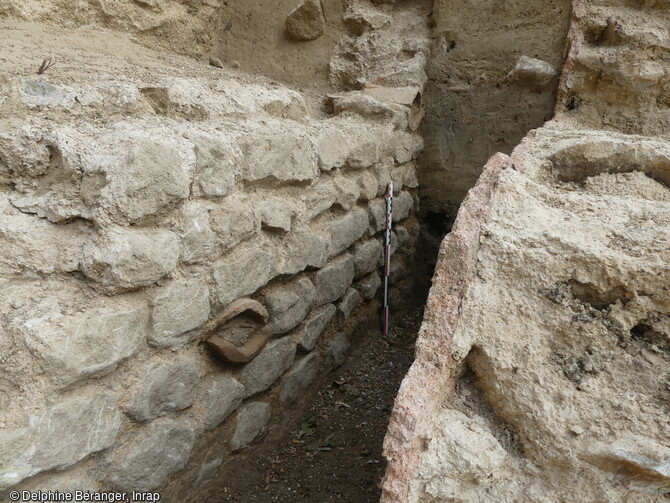 Les structures hydrauliques de l'espace thermal antique ( entre le Ier et IVe siècle de notre ère) de Soyons (Ardèche). Des conduites en terre cuite ont été agencées dans la paroi du collecteur pour drainer la parcelle et évacuer les eaux de ruissellement. Celles-ci sont formées de deux imbrices (tuiles creuses demi-cylindrique) l'une sur l'autre, formant un canal d'évacuation. 