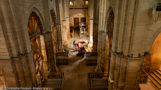 L'église Saint-Philibert à Dijon (Côte-D'Or) a subi d'importants désordres liés au stockage de sel aux 18e-19e siècles. Au début des années 1970, la pose d'une dalle chauffante a emprisonné le sel imprégné dans le sol qui, sous l'effet de la chaleur, est remonté par capillarité dans les piles. Malgré la démolition de la dalle et les différentes mesures prises afin de limiter l'impact du sel, les dégradations, notamment l'éclatement des pierres, se poursuivent.  