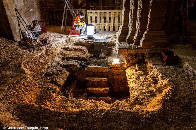 Caveau situé dans le transept de l'église Saint-Philibert à Dijon (Côte-D'Or) en cours de fouille. Dans ce caveau des XVe-XVIe siècles, les défunts, enfants et adultes sont inhumés en cercueil, les ossements de chaque individu étant poussés sur les côtés pour laisser de la place au dernier décédé. La fondation du caveau (observée à environ 2m70 de profondeur) recoupe à l'est, un ensemble de tombes à dalles qui peuvent être attribuées aux XIe-XIIIe siècles. 