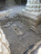 Vue générale de la couverture d'une tombe à dalles possiblement du XIe siècle en cours de fouille dans l'église Saint-Philibert à Dijon (Côte-D'Or). L'existence d'une église antérieure à celle de la seconde moitié du XIIe siècle était connue grâce à la découverte en 1923 de vestiges d'une abside du XIe siècle.