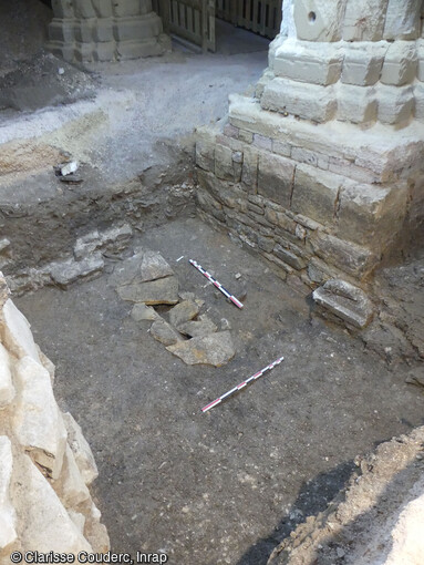 Vue générale de la couverture d'une tombe à dalles possiblement du XIe siècle en cours de fouille dans l'église Saint-Philibert à Dijon (Côte-D'Or). L'existence d'une église antérieure à celle de la seconde moitié du XIIe siècle était connue grâce à la découverte en 1923 de vestiges d'une abside du XIe siècle.