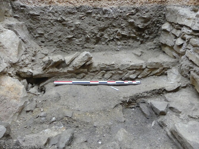 Détail de l'appareil en opus spicatum (arêtes de poisson) d'un des murs d'une église de l'An Mil, découvert au niveau de la nef centrale de l'église Saint-Philibert à Dijon (Côte-D'Or). Ce type de construction amène à penser qu'il s'agit de l'angle nord-ouest d'une 1ère église fondée autour du Xe siècle. C'est la première fois qu'un état aussi ancien est mis en évidence. 