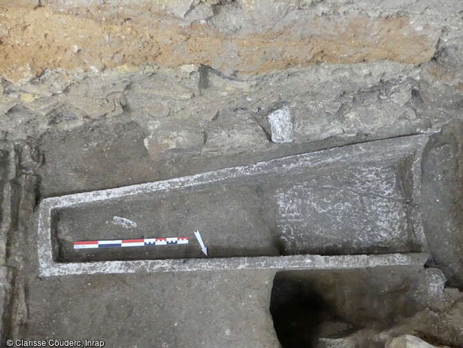 Sarcophage mérovingien (VIe-VIIIe siècle) en calcaire, décoré sur ses côtés de deux bandeaux latéraux, mis au jour lors de la fouille de l'église Saint-Philibert à Dijon (Côte-D'Or). En l'état de la recherche, ces sarcophages semblent placés, à l'intérieur, d'un ou de plusieurs bâtiments qui ont fonctionné entre la fin de l'Antiquité et le début de Moyen Âge. 