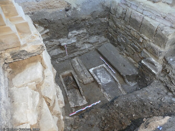 Vue d'ensemble des quatre sarcophages attribués à l'Antiquité tardive situés en bordure d'un axe nord-sud, mis au jour lors de la fouille de l'église Saint-Philibert à Dijon (Côte-D'Or). En l'état de la recherche, ces sarcophages semblent placés, à l'intérieur, d'un ou de plusieurs bâtiments qui ont fonctionné entre la fin de l'Antiquité et le début de Moyen Âge.