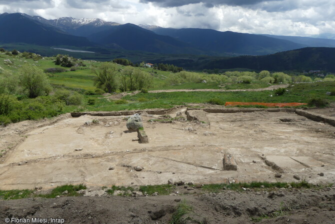 Les fouilles de deux sites à Font-Romeu-Odeillo-Via (Pyrénées Orientales),  la Carella  et  Riat Bia  ont mis en évidence des aménagements renvoyant au passé agricole de la commune, et témoignant d'une longue occupation du Néolithique à l'Époque contemporaine. Vue de la zone est, du chantier de Riat Bia.