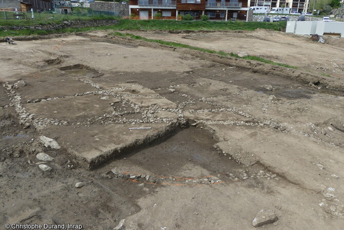 Réseau de drains sur la fouille de Riat Bia à Font-Romeu-Odeillo-Via (Pyrénées Orientales). Ces drains ont vocation à diriger les flux issus de petites résurgences, encore actives après des pluies, vers des points bas, parfois largement empierrés, ou vers le petit cours d'eau bordant l'emprise de la fouille à l'est. 