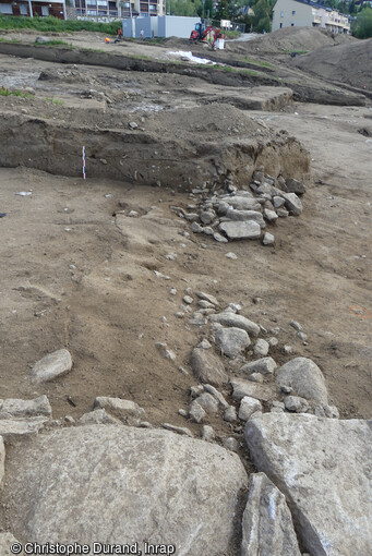 Reliquat d'un mur en pierre sèche d'époque médiévale qui témoigne de la mise en terrasse du versant à Font-Romeu-Odeillo-Via (Pyrénées Orientales).