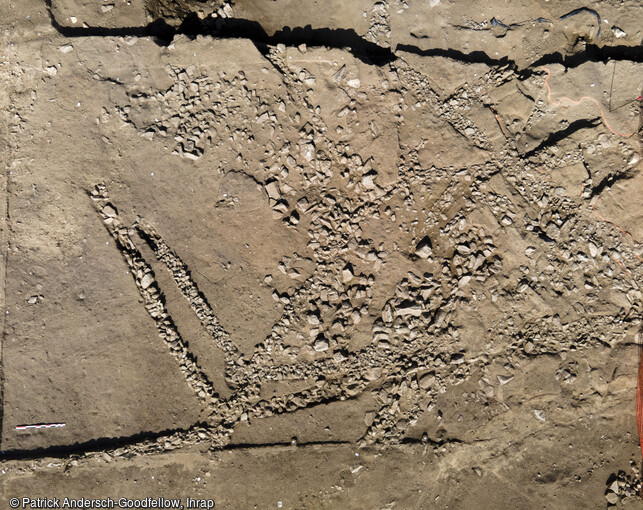 Vue aérienne d'une partie du système de drains dans la zone 5 de la fouille de la Carella à Font-Romeu-Odeillo-Via (Pyrénées Orientales). À ce jour, tous ces vestiges sont datés entre le Moyen Âge et le XIXe siècle et témoignent de la perduration sur le temps long de ces pratiques agricoles. 