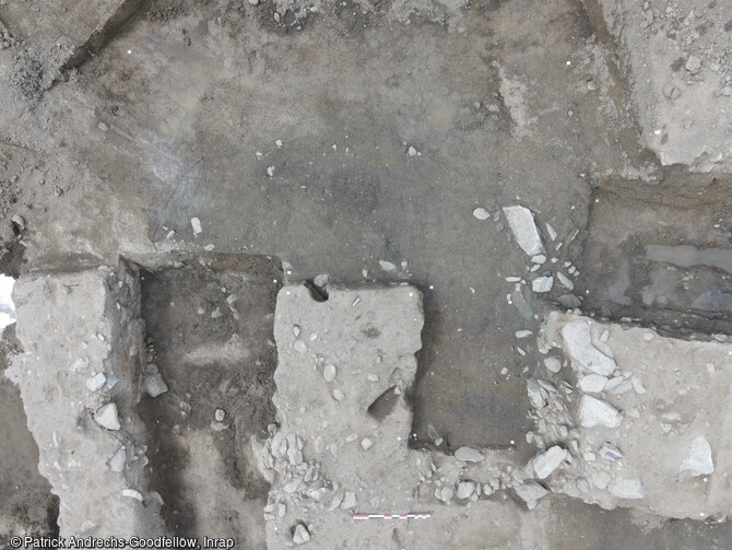 Arase de cabane de l'âge du Bronze, mise au jour sur la fouille de Riat Bia à Font-Romeu-Odeillo-Via (Pyrénées Orientales). Des concentrations de trous de poteau sur le site indique l'existence de structures légères d'habitat, d'abri.... 