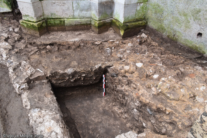 Dans la partie nord du site de fouille de l'église Saint-Pierre-du-Châtel à Rouen (Seine-Maritime), des vestiges de maçonneries et des niveaux de sol successifs ont été découverts, correspondant à plusieurs phases de l'occupation de l'église.