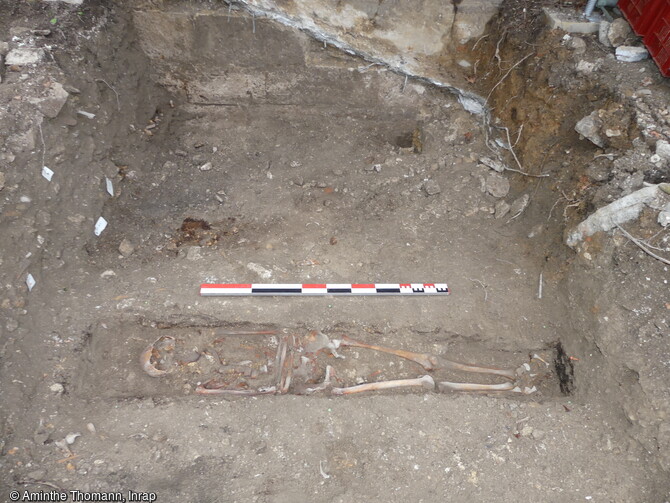 Niveaux du cimetière de l'époque moderne mis au jour au cours de la fouille de l'église Saint-Pierre-du-Châtel à Rouen (Seine-Maritime). Ces sépultures sont en cercueils cloués, souvent trapézoïdaux, et l'utilisation de linceuls épinglés a été observée. 