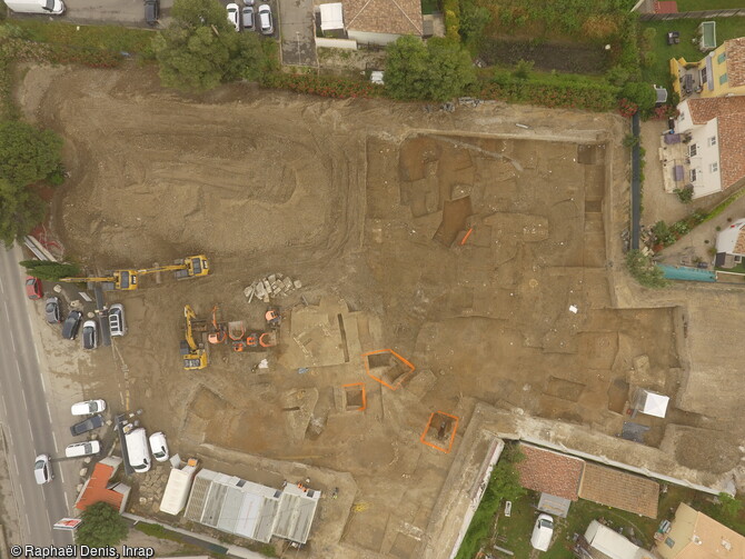 Vue générale par drone de la zone 2 du quartier artisanal antique à Cavaillon (Vaucluse).