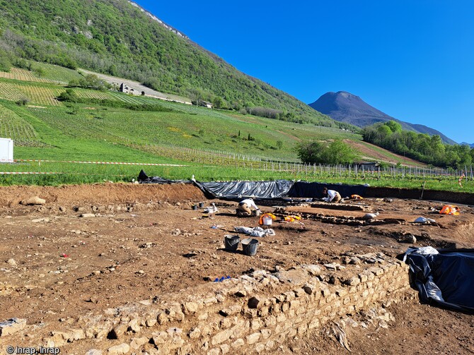 Localisation de la fouille au milieu des vignes à Arbin (Savoie) d'une production vinicole antique. Dans la Combe de Savoie, sur le piémont ensoleillé et fertile du Massif des Bauges,l'Inrap a fouillé une surface de 700 m2 en 2024. 