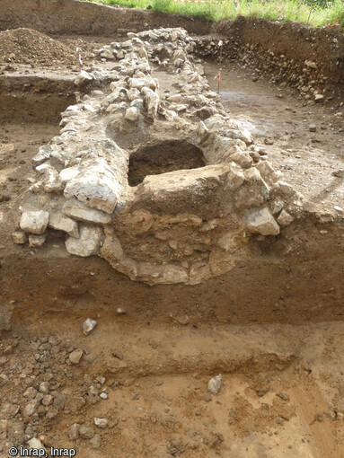 La partie fouillée de la production vinicole antique à Arbin (Savoie) correspond à l'extrémité sud-est d'un bâtiment du 1er au IVe siècle. Au sud-est et en limite d'emprise, un aqueduc et un fossé de voirie (?) ont été mis au jour.