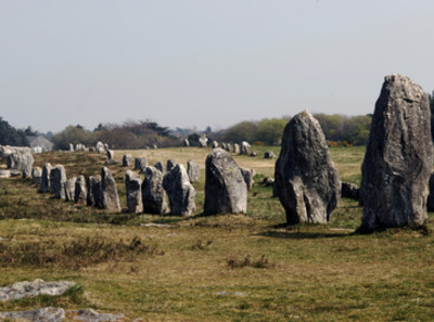 Les alignements mégalithiques du Ménec (Morbihan) en 2009.  Loin des théories farfelues ou des légendes  celtiques , les pistes actuelles des recherches sur les pierres dressées prennent davantage en compte les blocs eux-mêmes avant d'analyser leur éventuelle intégration à des ensembles complexes comme ici.
